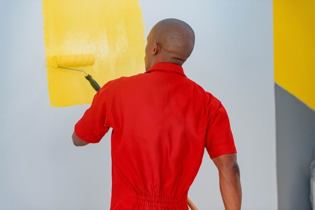 Como pintar parede: preparo, rendimento da tinta e o que comprar