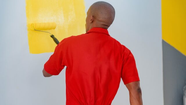 Como pintar parede: preparo, rendimento da tinta e o que comprar